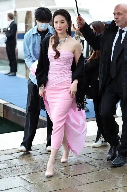 刘亦菲晒新年照,烫卷发,穿白裙,配长靴,果然是美而不自知!