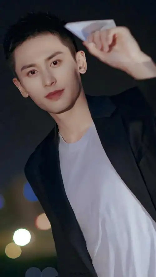 张哲瀚[超话]#/  你比夜色温柔 93 95/  截修 壁纸  07二改(摸