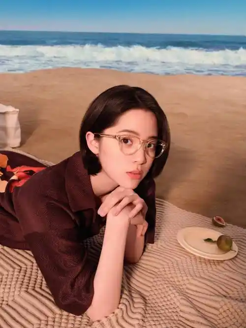 菲拉格慕眼镜全球品牌代言人欧阳娜娜演绎2022春夏眼镜广告大片