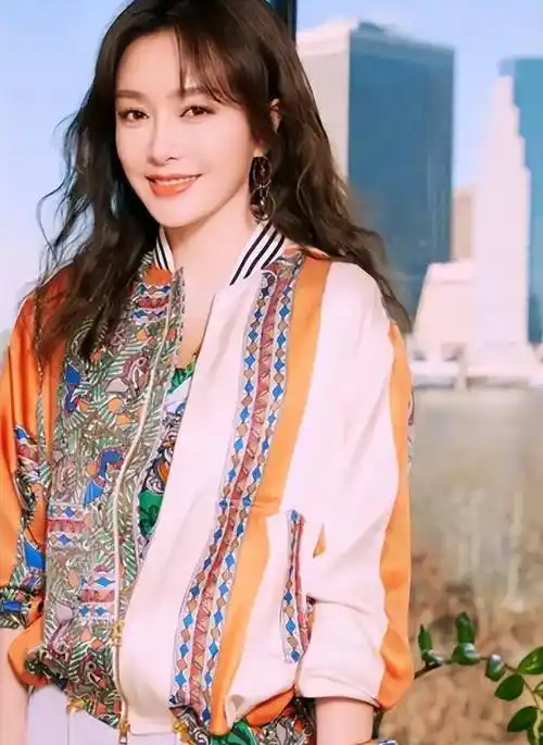 秦岚甜美写真曝光, 叼着棒棒糖,率性可爱_生活_观众_形象