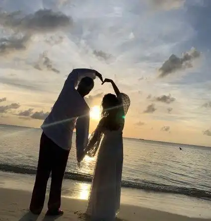 520第一波张庭晒合照为丈夫庆生夫妻俩沙滩比心牵手超甜蜜