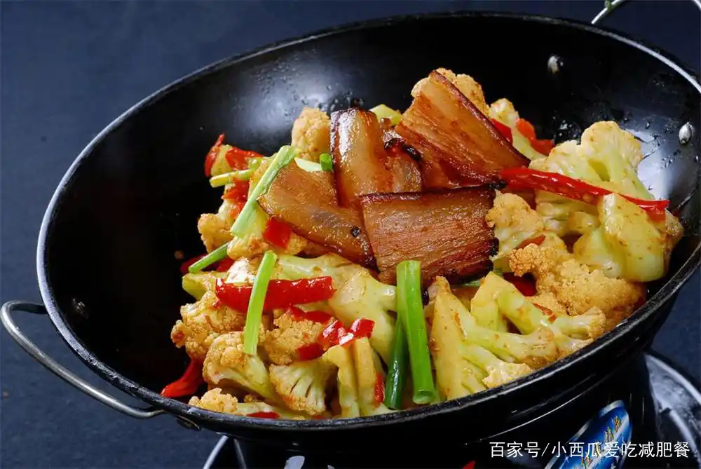 干煸花菜炒腊肉,香辣入味,清脆爽口,肥而不腻!