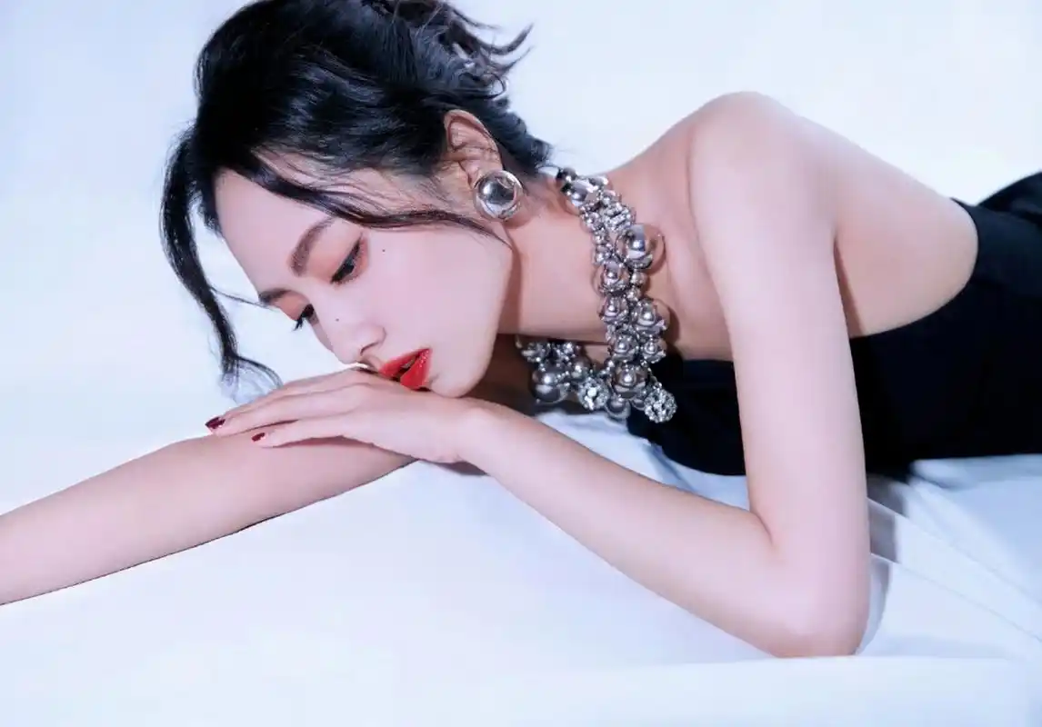 高贵冷艳,性感妖娆的#刘惜君# 貌似天仙,身材窈窕,婀娜多姿,修长美腿