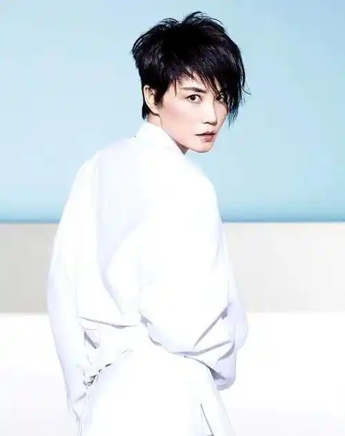 54岁的王菲身穿卡其色风衣现身机场,气场很强大,未见女儿李嫣_腾讯新