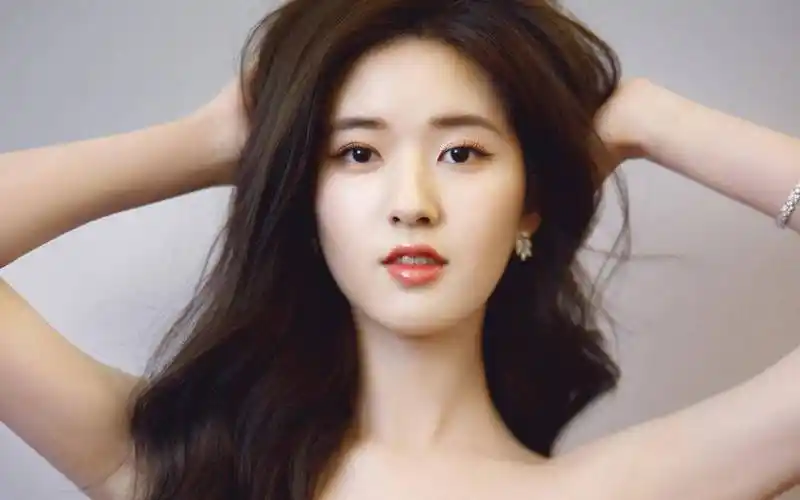 赵露思私生活揭秘狗仔证实除了拍戏就是干饭事业型女艺人