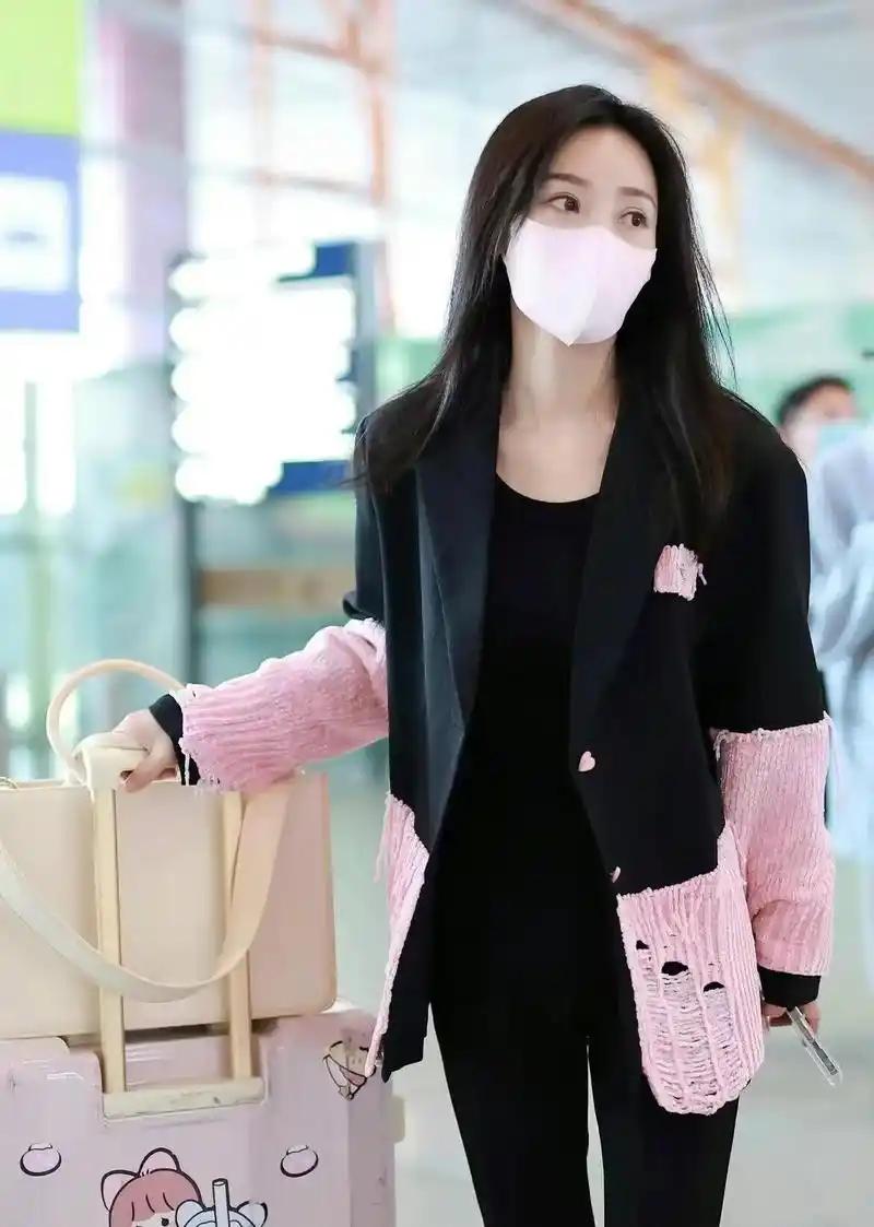 柳岩瘦到我差点没认出来!机场穿搭很少女,41岁美出新高度