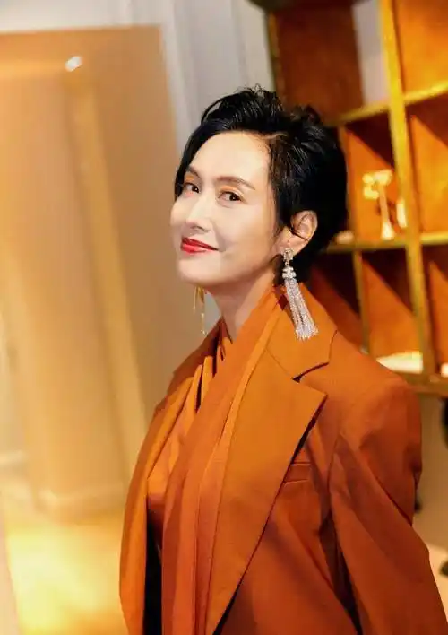 50岁朱茵终于不低调一身橘色西装配超短发穿出无尽的高级感