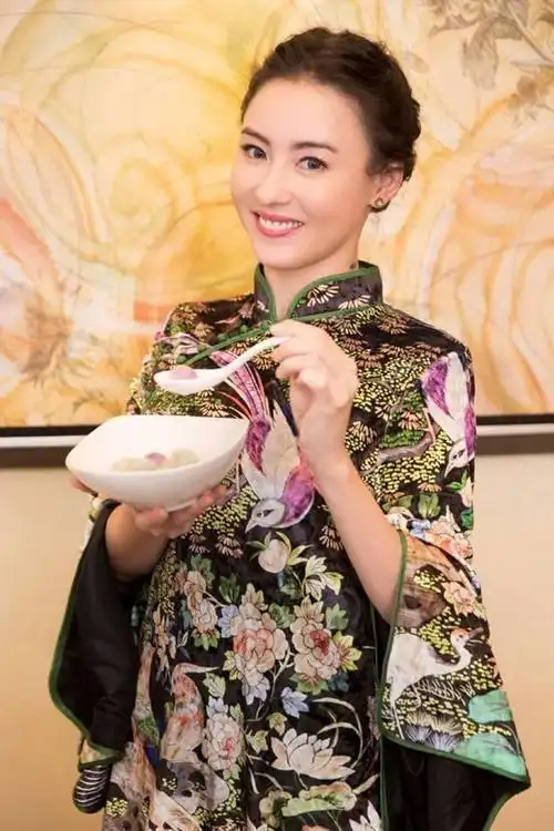 张柏芝旗袍造型,粉丝:优雅神秘,太吸睛了_高清图集_新浪网