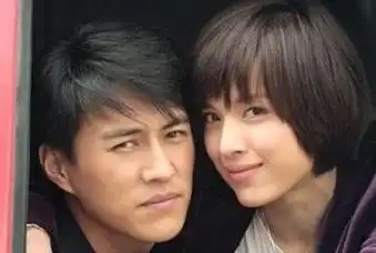 那么靳东又是为何会选择与二婚的李佳共度余生?