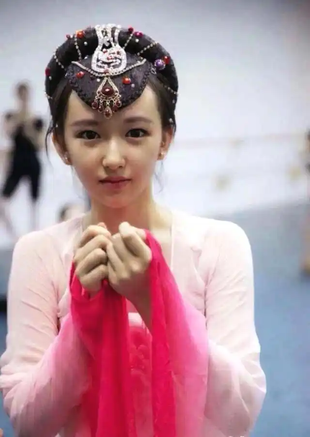 吴宣仪孟美岐程潇出道前照片对比,看了就知道为什么程潇比较红了