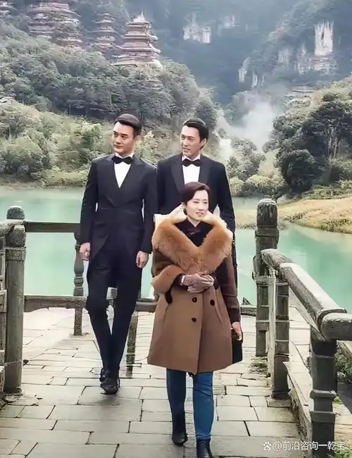 刘大姐,刘敏涛气场果真强大,随便逛下公园都有两大男神保护.