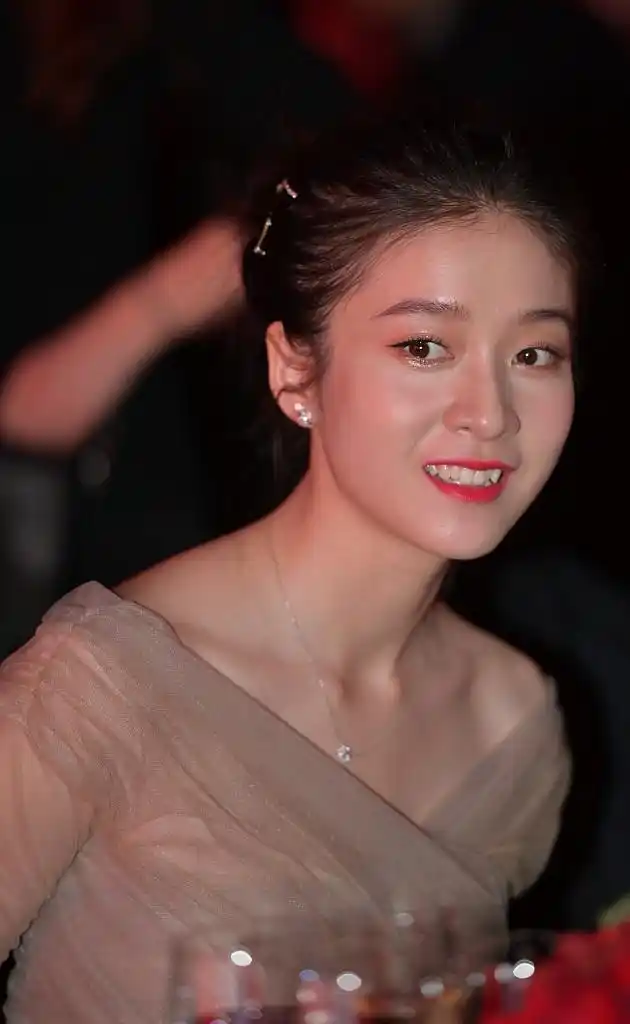 张雪迎穿薄纱裙化身小仙女 笑容甜美露虎牙