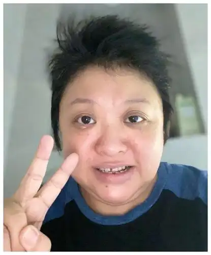 49岁韩红暴瘦到认不出献唱感动状态好体型缩减了一圈