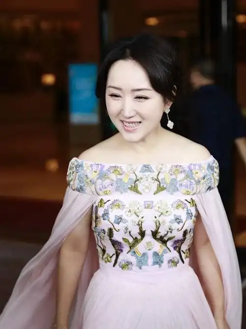 又被杨钰莹惊艳158cm穿粉礼服裙明艳动人49岁依然少女