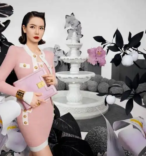 戚薇虽然体重一直保持在一百斤以上,但是她的身材比例很完美,身材凹凸