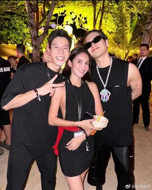 王嘉尔在普吉岛举办30岁生日趴,父母及一众好友陪伴在他身旁,大家一