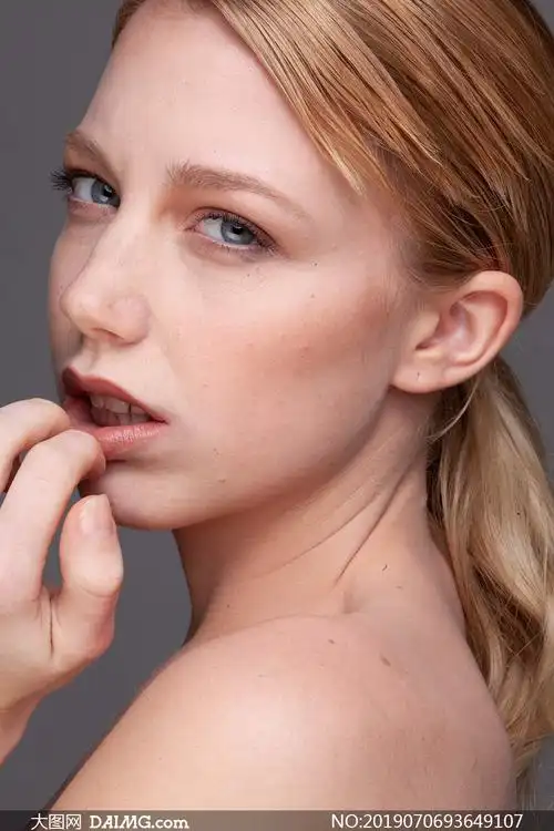大图首页 ps素材 摄影原片 > 素材信息        裸露双肩的马尾发美女