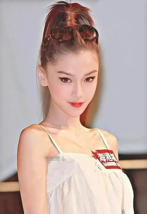 刚出道时的杨颖长什么样?照片一曝光,没人怀疑她整容了_手机搜狐网