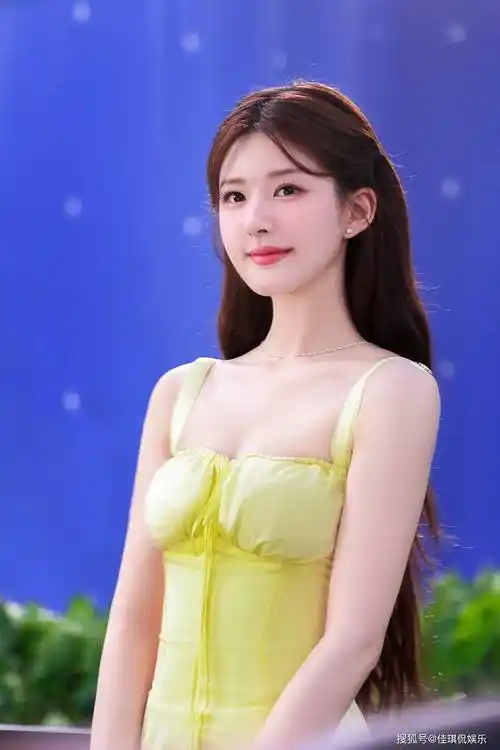 赵露思的秋日吊带裙写真图集——穿越橄榄树下的甜美模式_自然_阳光