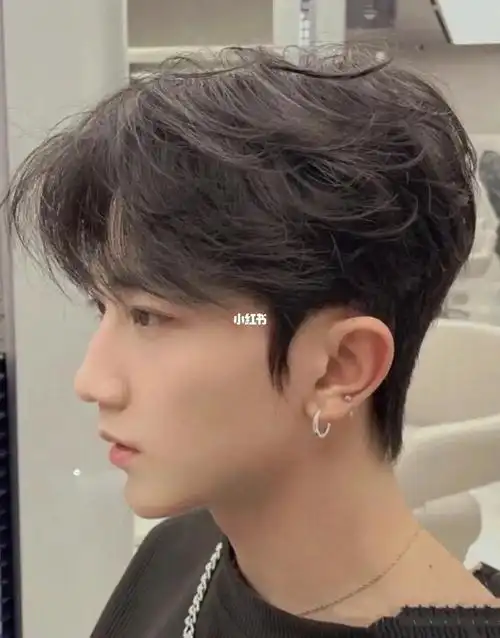 的法式刘海或者94八字刘海修饰脸型气垫烫的发型看上去比较精致90