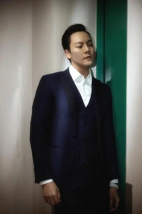 2021年10月27日讯,陈伟霆一组北京冬奥会倒计时100天主题活动look图