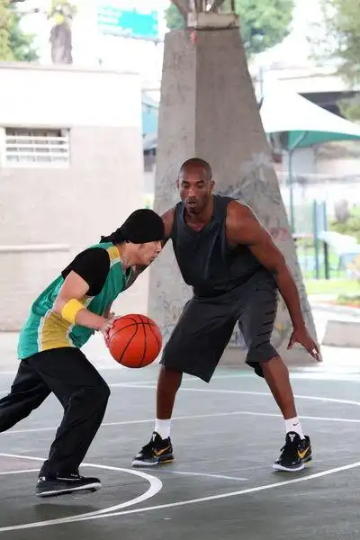 篮球场上的周杰伦和科比