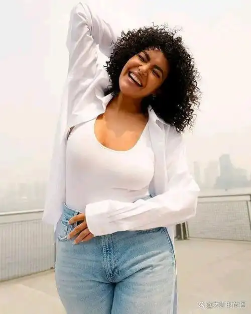 英国性感大码曲线模特,一头迷人的卷发成为了闪光灯的焦点