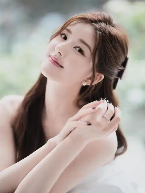 照片中,赵露思穿着一条白色吊带短裙,长发披肩,看起来清新自然又光彩