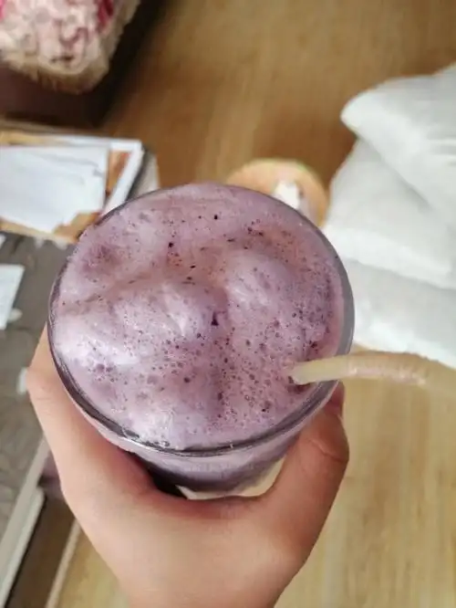 蓝莓加牛奶打出来真的好喝而且还特别的好看