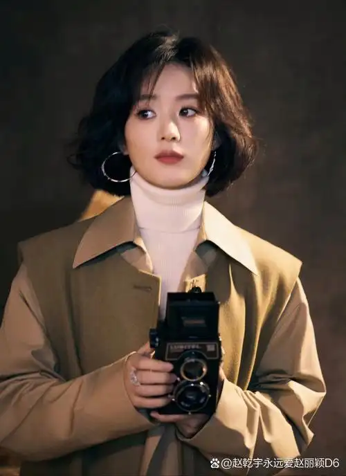 赵丽颖复古风大片来袭,镜头前她气质优雅,手持相机,仿佛
