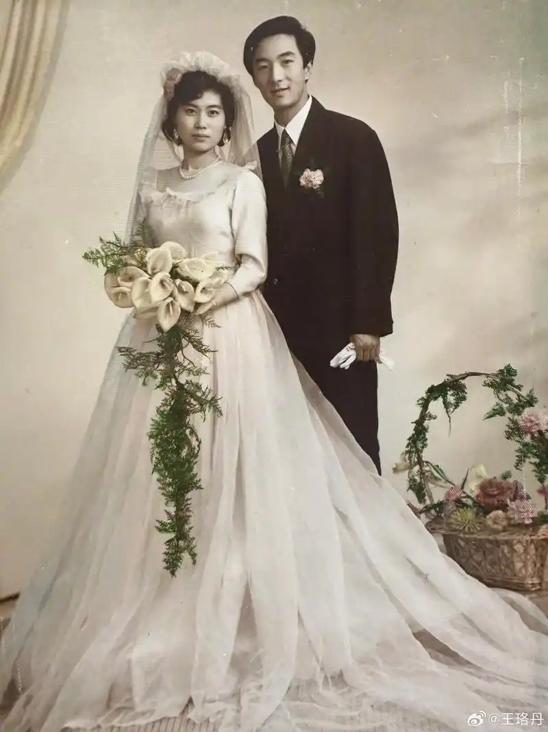 穿婚纱的王珞丹,复刻妈妈的少女时代,父母爱情最暖.