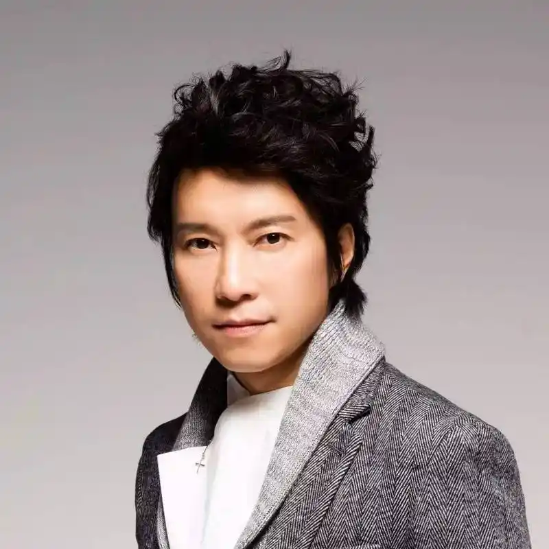 1988年参加校园民歌比赛获奖,因而进入歌坛成为歌手.