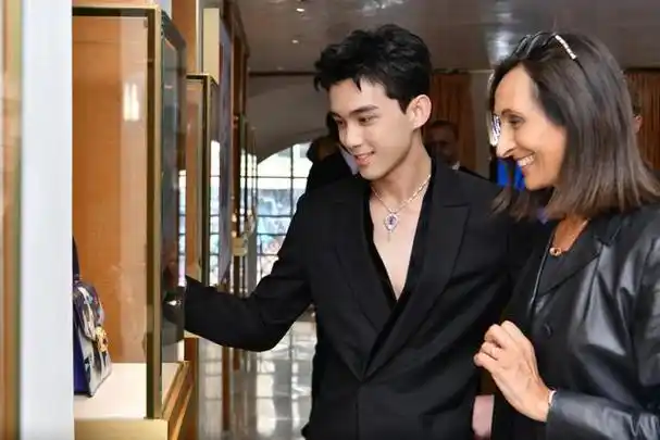 吴磊参加宝格丽品牌活动深v西装的造型一秒化身少年有成霸总