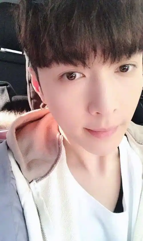 《极限挑战》第四季开拍,孙红雷不舍女儿,张艺兴换新发型,帅炸_朱碧石