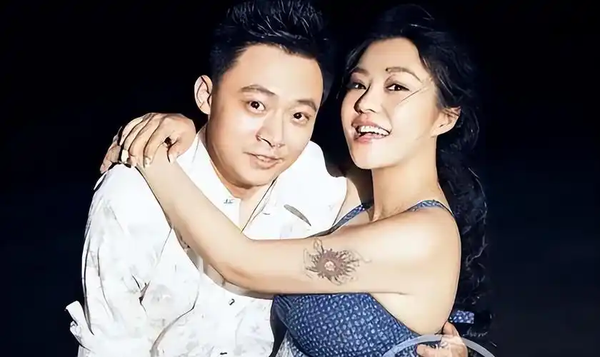 2005年电视剧《密令1949》,郝蕾遇见了李光洁,俩人饰演一对恋人,从戏