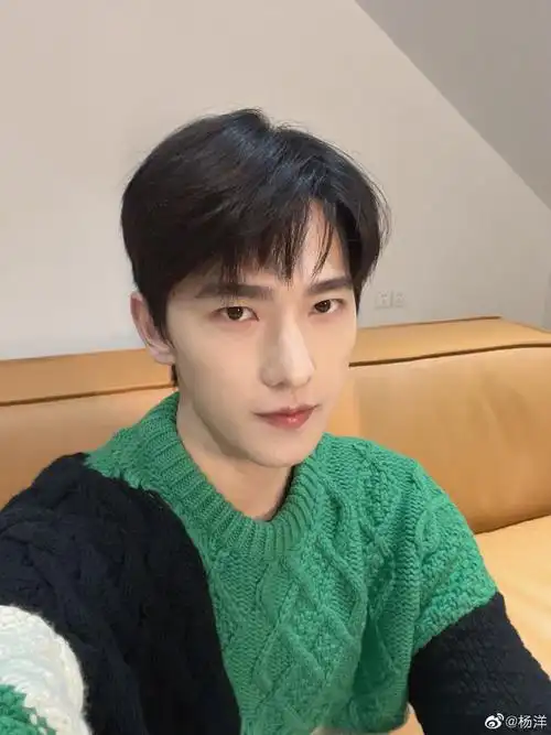 杨洋晒怼脸自拍五官立体帅气满分