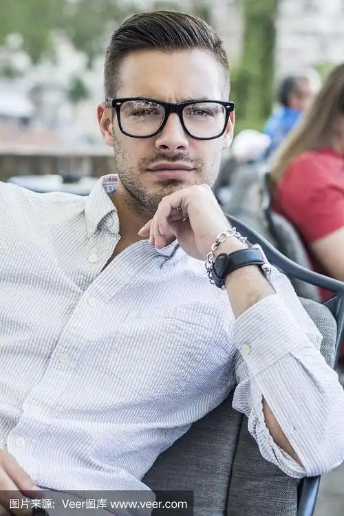 年轻英俊的戴眼镜的男人的肖像