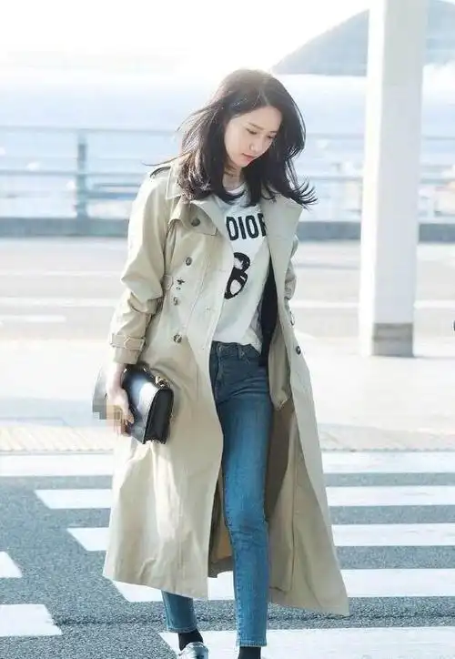 韩国女星穿风衣现身穿上风衣整体造型甜美可爱这颜值真是厉害