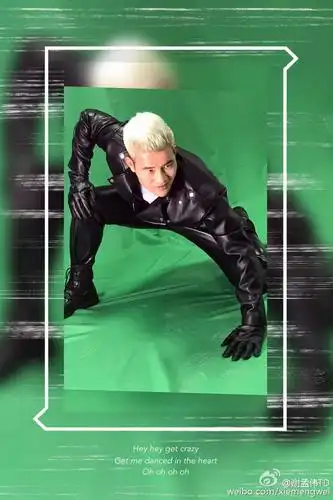 俨然杀手造型   白发黑衣,利落潇洒   戴着黑超卖萌   肌肉!