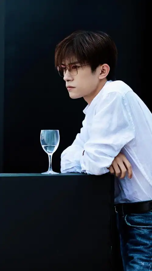 易烊千玺宝马新生代代言人##易烊千玺法国晚宴侧拍