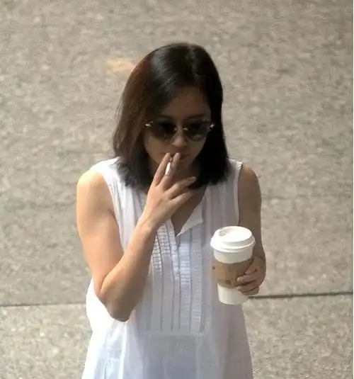 娱乐圈老烟枪女明星前三位公开承认就数杨颖脸皮厚