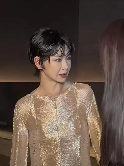 戚薇出席时装周状态不佳引热议网友看着难堪像老年刘雪华