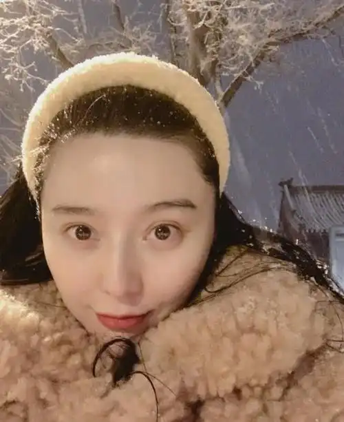 范冰冰罕见晒九宫格雪中自拍,素颜出镜满脸胶原蛋白太美了
