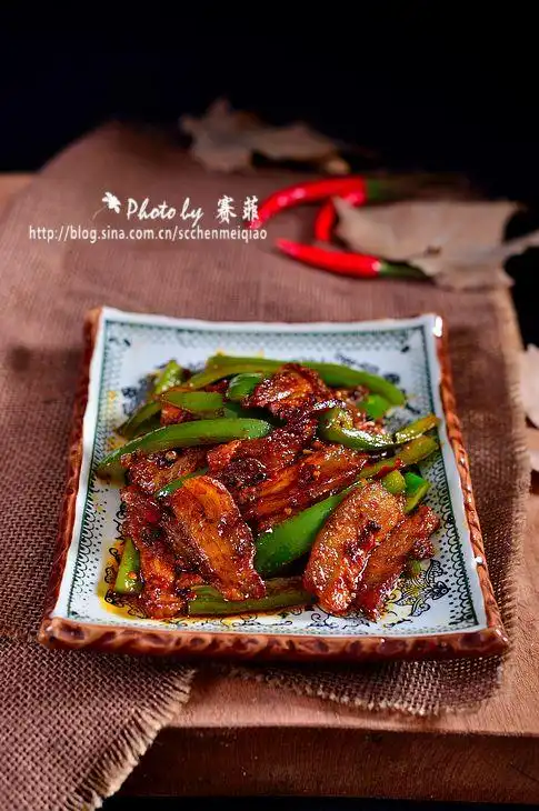 入蜀必吃的经典川菜【青椒回锅肉】