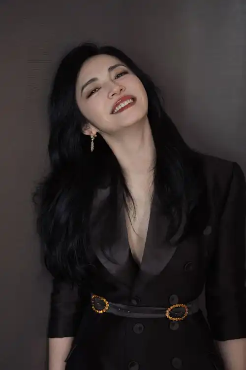 姚晨好松弛的美感##姚晨开衩西装长裙