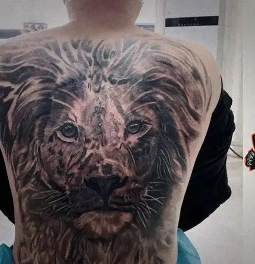 狮子纹身图片_背部欧美写实狮子纹身图案