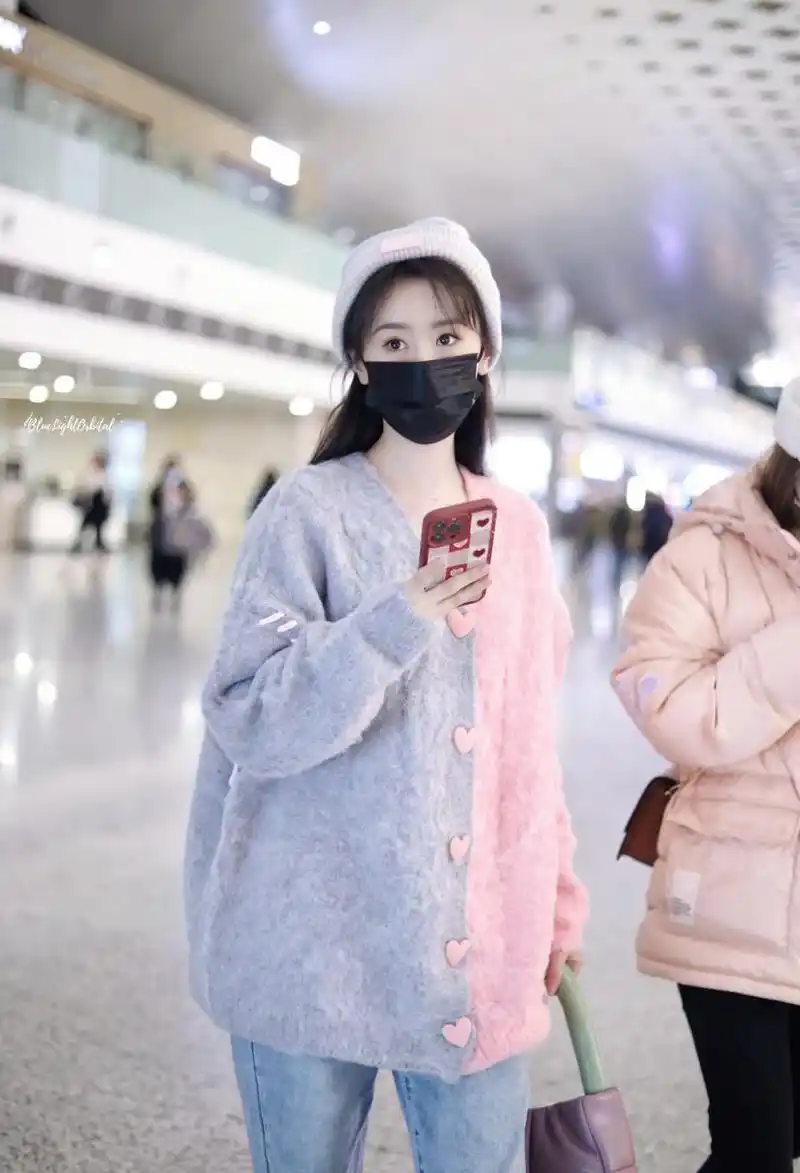 袁冰妍近日分享了她的机场私服穿搭.