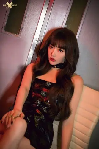 孔雪儿电梯间大片红色光影映射电梯空间酷感十足