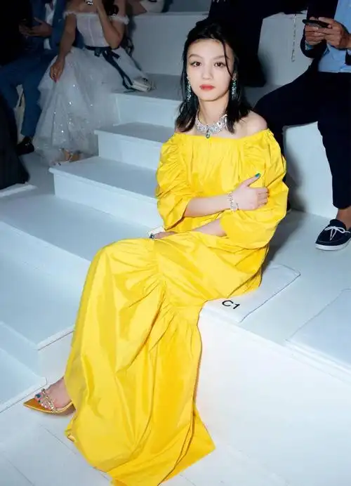 春夏全副武装走机场穿涂鸦外套显臃肿爆炸头戴口罩不见高级脸