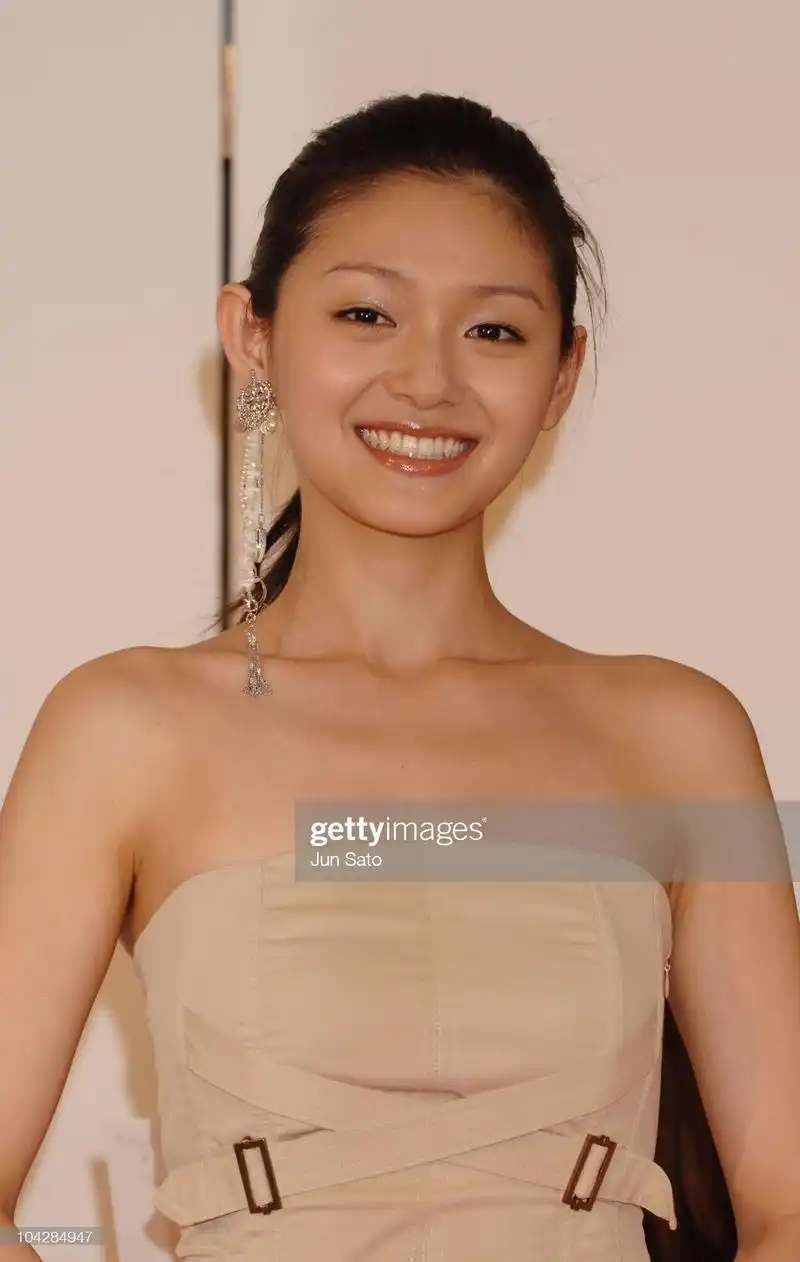 大s一直自称"美女",看完她年轻时候的照片,我才信了!